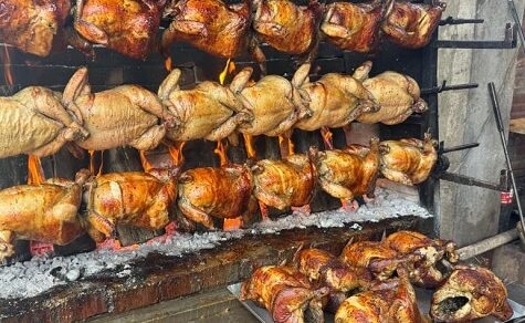 Goldbraun, saftig, erfolgreich: Die besten Hähnchen von Cambyretá und ihre Geschichte