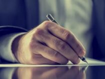 Drei Anwälte angeklagt, die Unterschrift einer Verstorbenen gefälscht zu haben, um ein Grundstück zu übertragen