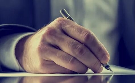 Drei Anwälte angeklagt, die Unterschrift einer Verstorbenen gefälscht zu haben, um ein Grundstück zu übertragen
