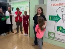 Tränen beim Abschied aus der Klinik: Überlebende dankt ihren Lebensrettern