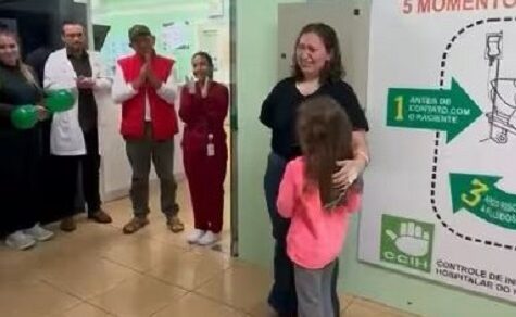 Tränen beim Abschied aus der Klinik: Überlebende dankt ihren Lebensrettern
