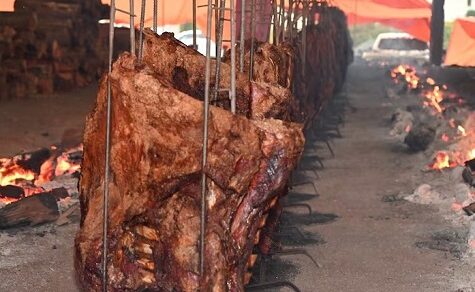 Das Feuer brennt ab 04:00 Uhr morgens: Dieser XL-Grill-Event sprengt alle Dimensionen