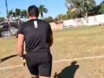 Rote Karte von der Polizei! Linienrichter auf dem Spielfeld verhaftet
