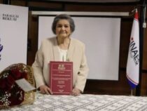 Digital-Kluft erforscht: 93-Jährige feiert spektakulären Doktor-Titel