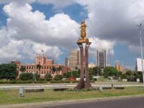 Kunst und Glauben an der Costanera: Die neue Bronzestatue der Schutzpatronin