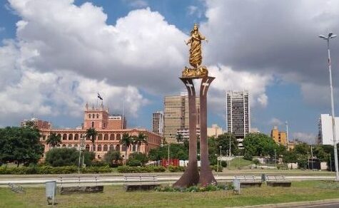 Kunst und Glauben an der Costanera: Die neue Bronzestatue der Schutzpatronin