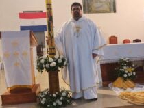 Priester muss in Begleitung der Polizei die Kapelle verlassen