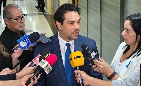 Bei „Yo Creo“ heißt es: Tuma rief Prieto an, um seine Verteidigung unentgeltlich zu übernehmen