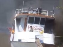 Feuer erfasst das Hotelboot Bakana in den Gewässern des Río Paraguay