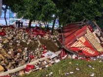 Lkw-Fahrer stirbt nach schwerem Unfall – Passanten versuchten, Bierladung zu stehlen