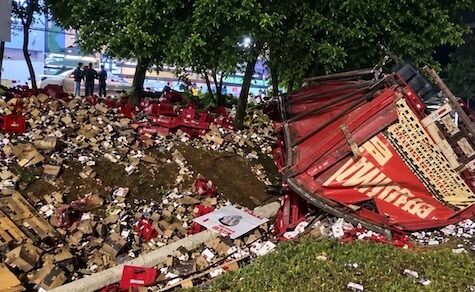 Lkw-Fahrer stirbt nach schwerem Unfall – Passanten versuchten, Bierladung zu stehlen