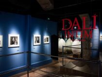 Vom Privaten zum Öffentlichen: Seltene Fotografien von Salvador Dali vor internationaler Premiere