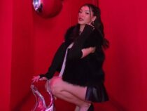 Zu heiß für den Club? Influencerin wegen extrem kurzer Short an der Tür abgewiesen