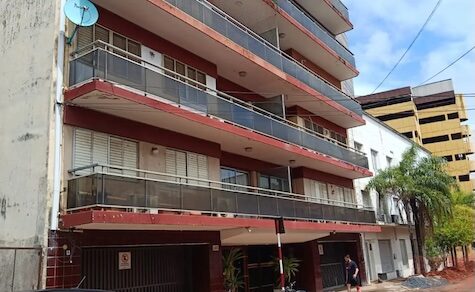 Ein außer Kontrolle geratener US-Amerikaner verwüstet ein Gebäude in Asunción