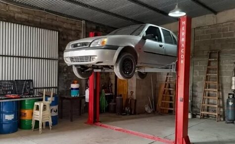 Werkstatt-Horror: Wagen stürzt von Hydraulik-Bühne direkt auf Mechaniker